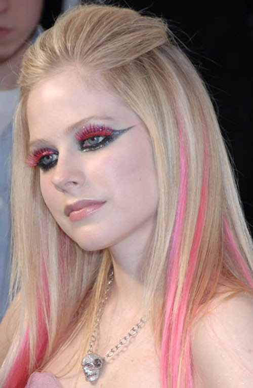 Kiểu trang điểm đôi mắt của Avril Lavigne trông thật khiếp sợ Kiểu trang điểm đôi mắt của Avril Lavigne trông thật khiếp sợ
