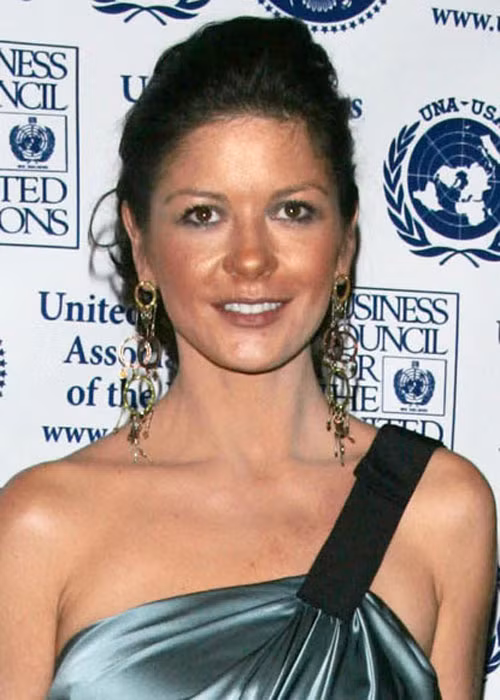 Catherine Zeta Jones với gương mặt trang điểm trông rất bẩn