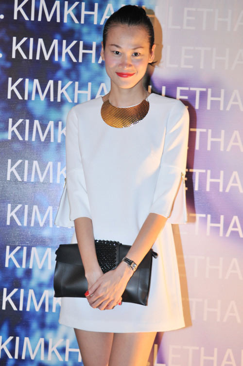 Một bộ váy dáng suông cực kỳ đơn giản nhưng lại được chủ nhân thông minh mix cùng chiếc vòng cổ statement màu ánh kím tạo điểm nhấn. Xắc tay đơn giản màu đen cũng nổi bật trên nền trắng Một bộ váy dáng suông cực kỳ đơn giản nhưng lại được chủ nhân thông minh mix cùng chiếc vòng cổ statement màu ánh kím tạo điểm nhấn. Xắc tay đơn giản màu đen cũng nổi bật trên nền trắng