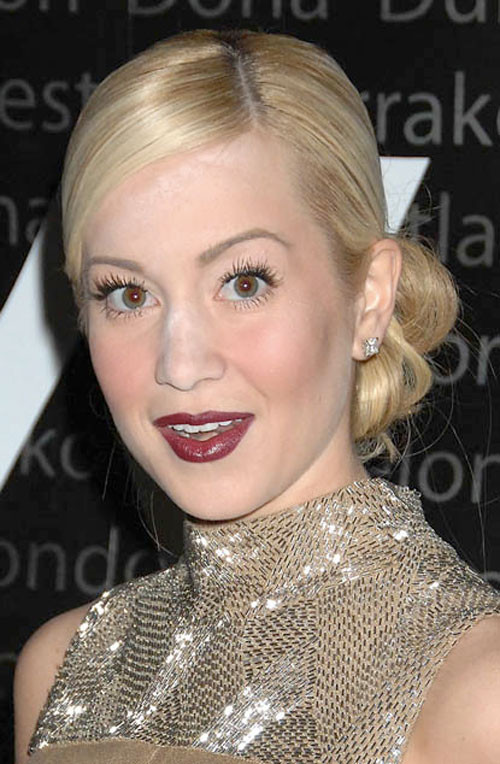 Gương mặt phủ phấn nham nhở của Kellie Pickler Gương mặt phủ phấn nham nhở của Kellie Pickler