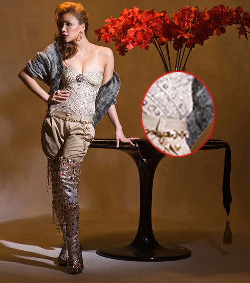 .. Hồ Quỳnh Hương "lộ" ra vòng 2 ngân ngấn mỡ.