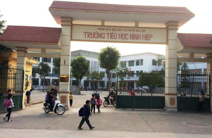 Nhiều phụ huynh Trường tiểu học Ninh Hiệp bức xúc trước việc nhà trường bán sách, bán bút theo kiểu áp đặt, không minh bạch. Ảnh: GD&TĐ. Nhiều phụ huynh Trường tiểu học Ninh Hiệp bức xúc trước việc nhà trường bán sách, bán bút theo kiểu áp đặt, không minh bạch. Ảnh: GD&TĐ.