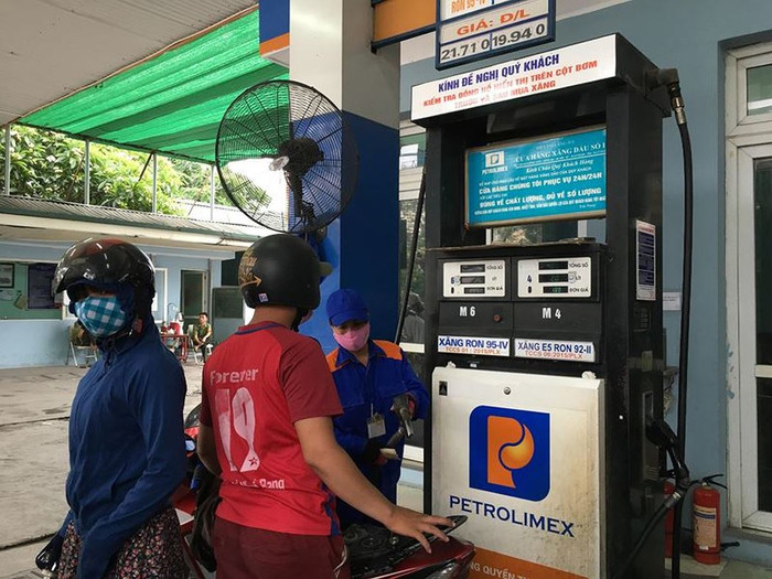 Đây là lần thứ hai liên tiếp giá xăng dầu được điều chỉnh giảm nhẹ sau ba lần tăng giá trước đó. Ảnh: V.P Đây là lần thứ hai liên tiếp giá xăng dầu được điều chỉnh giảm nhẹ sau ba lần tăng giá trước đó. Ảnh: V.P