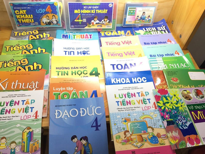 Nhiều trường phụ huynh phản ánh bán bộ sách giáo khoa chỉ vài chục ngàn, nhưng bán kèm rất nhiều sách tham khảo, sách bổ trợ không cần thiết khiến bộ sách lên đến cả triệu đồng. Ảnh: NVCC. Nhiều trường phụ huynh phản ánh bán bộ sách giáo khoa chỉ vài chục ngàn, nhưng bán kèm rất nhiều sách tham khảo, sách bổ trợ không cần thiết khiến bộ sách lên đến cả triệu đồng. Ảnh: NVCC.
