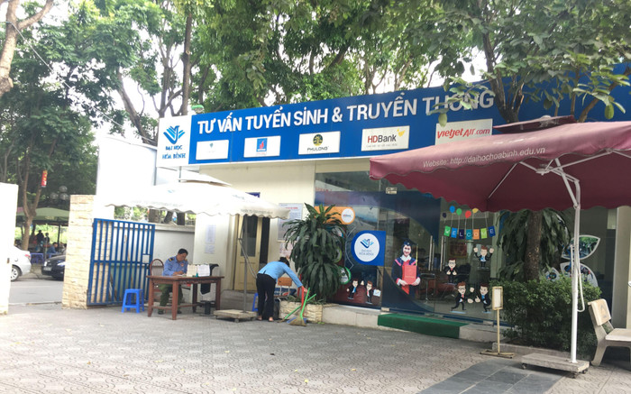 Văn phòng tuyển sinh bên trong Trường đại học Hòa Bình nhận hồ sơ của cả thí sinh có nhu cầu học văn bằng 2 ngôn ngữ Anh. Ảnh: Vũ Phương. Văn phòng tuyển sinh bên trong Trường đại học Hòa Bình nhận hồ sơ của cả thí sinh có nhu cầu học văn bằng 2 ngôn ngữ Anh. Ảnh: Vũ Phương.