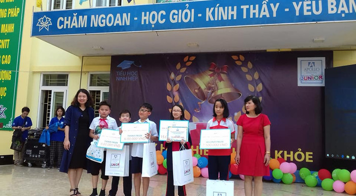 Bà Nguyễn Thị Thanh Minh (áo đỏ ngoài cùng bên phải) phủ nhận những thông tin phụ huynh phản ánh là thiếu cơ sở. Ảnh: Mai Nguyen Thi. Bà Nguyễn Thị Thanh Minh (áo đỏ ngoài cùng bên phải) phủ nhận những thông tin phụ huynh phản ánh là thiếu cơ sở. Ảnh: Mai Nguyen Thi.