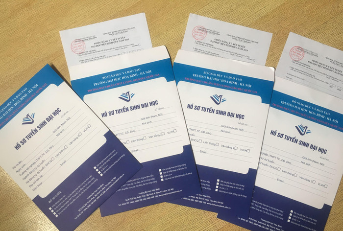 Hồ sơ tuyển sinh hệ đại học chính quy ngành tiếng Anh năm 2019, nhưng thí sinh có nhu cầu học văn bằng 2 hệ này sẽ được nhà trường tạo điều kiện. Ảnh: Vũ Phương. Hồ sơ tuyển sinh hệ đại học chính quy ngành tiếng Anh năm 2019, nhưng thí sinh có nhu cầu học văn bằng 2 hệ này sẽ được nhà trường tạo điều kiện. Ảnh: Vũ Phương.
