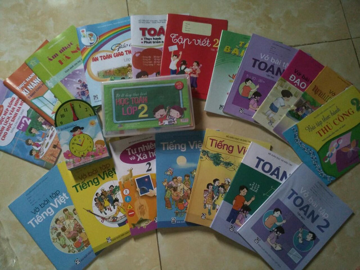 Bộ sách giáo khoa lớp 2 cơ bản có giá chỉ hơn 50.000 đồng, nhiều trường bán kèm đủ các loại sách tham khảo, hộp dụng cụ để kiếm thêm hoa hồng. Ảnh: NVCC. Bộ sách giáo khoa lớp 2 cơ bản có giá chỉ hơn 50.000 đồng, nhiều trường bán kèm đủ các loại sách tham khảo, hộp dụng cụ để kiếm thêm hoa hồng. Ảnh: NVCC.