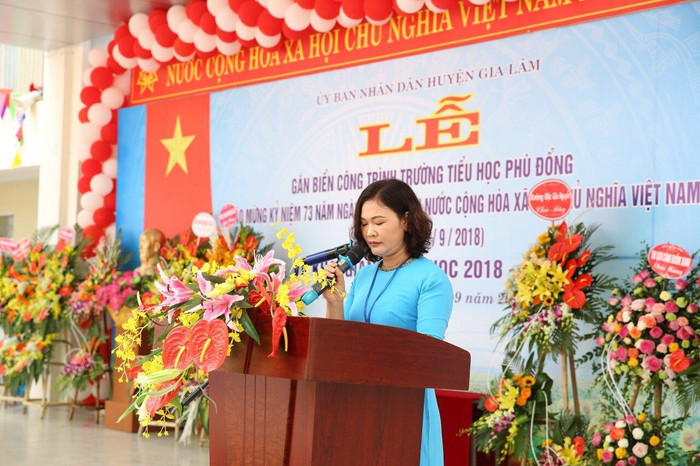 Bà Vương Thị Quyên, Hiệu trưởng Trường tiểu học Phù Đổng thừa nhận có bộ sách lớp 3 có giá 500.000 đồng, nhưng nhà trường không bắt buộc. Ảnh: Website Tiểu học Phù Đổng. Bà Vương Thị Quyên, Hiệu trưởng Trường tiểu học Phù Đổng thừa nhận có bộ sách lớp 3 có giá 500.000 đồng, nhưng nhà trường không bắt buộc. Ảnh: Website Tiểu học Phù Đổng.