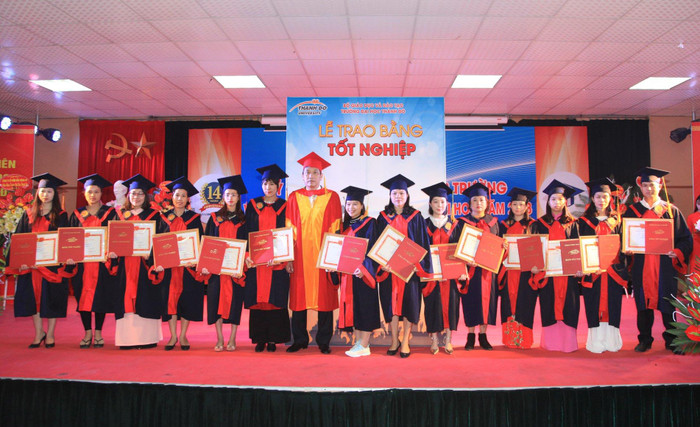 Ông Ngô Xuân Hà trao bằng tốt nghiệp cho các tân cử nhân của Trường đại học Thành đô trong vai trò Hiệu trưởng nhà trường. Ảnh: ĐH Thành Đô. Ông Ngô Xuân Hà trao bằng tốt nghiệp cho các tân cử nhân của Trường đại học Thành đô trong vai trò Hiệu trưởng nhà trường. Ảnh: ĐH Thành Đô.