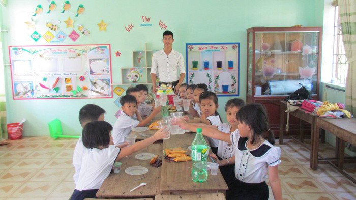 Thầy Duy tổ chức sinh nhật cho học sinh của lớp trong không khí ấm cúng, tràn đầy niềm vui. Ảnh: NVCC.