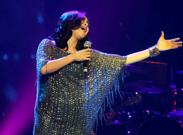 Đêm nhạc thu được gần 500 triệu tiền vé và 300 triệu bán đấu giá 2 bức tranh ủng hộ các em nhỏ bị ung thư. >> Quốc Trung nghẹn ngào trước mặt Thanh Lam Đêm nhạc thu được gần 500 triệu tiền vé và 300 triệu bán đấu giá 2 bức tranh ủng hộ các em nhỏ bị ung thư. >> Quốc Trung nghẹn ngào trước mặt Thanh Lam