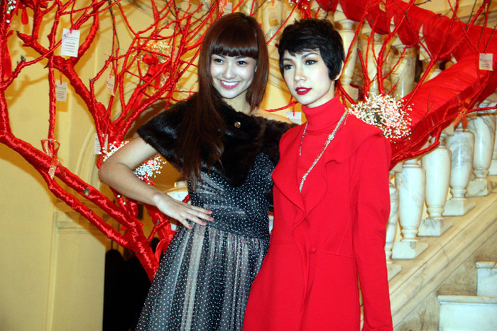 Hồng Quế tạo dáng bên đàn chị Xuân Lan. >> Quốc Trung nghẹn ngào trước mặt Thanh Lam Hồng Quế tạo dáng bên đàn chị Xuân Lan. >> Quốc Trung nghẹn ngào trước mặt Thanh Lam