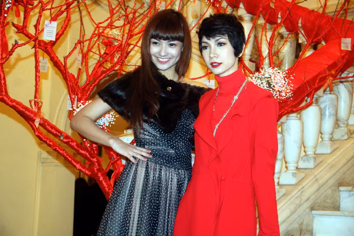 Hồng Quế tạo dáng bên đàn chị Xuân Lan. >> Quốc Trung nghẹn ngào trước mặt Thanh Lam