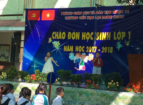 Văn nghệ chào mừng học sinh lớp 1 lần đầu tiên đến với ngôi trường mới (ảnh: P.L) Văn nghệ chào mừng học sinh lớp 1 lần đầu tiên đến với ngôi trường mới (ảnh: P.L)