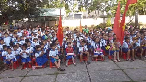 Học sinh Trường tiểu học, trung học cơ sở Tân Thuận 1 trong lễ tổng kết cuối năm (ảnh: website trường) Học sinh Trường tiểu học, trung học cơ sở Tân Thuận 1 trong lễ tổng kết cuối năm (ảnh: website trường)