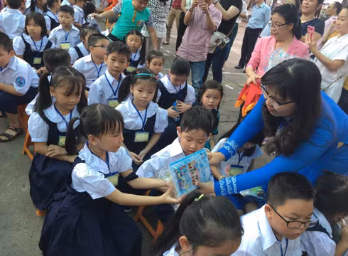 Cô Hiệu trưởng trao tận tay các học sinh lớp 1 của trường một món quà nhỏ kỷ niệm (Ảnh: P.L)