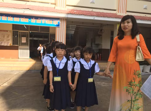Học sinh lớp 1 của Trường Lạc Long Quân và cô giáo chủ nhiệm trong ngày tựu trường (ảnh: P.L)