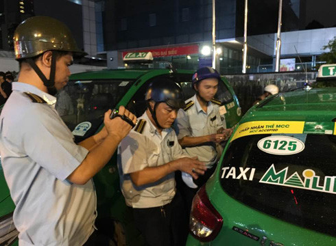 Lực lượng trật tự đô thị quận 1 đang niêm phong, chuẩn bị cẩu xe Mai Linh taxi vi phạm (ảnh: P.L) Lực lượng trật tự đô thị quận 1 đang niêm phong, chuẩn bị cẩu xe Mai Linh taxi vi phạm (ảnh: P.L)