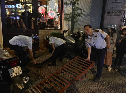 Một bục dắt xe của cửa hàng lấn vỉa hè cũng bị ông Hải yêu cầu tịch thu (ảnh: P.L) Một bục dắt xe của cửa hàng lấn vỉa hè cũng bị ông Hải yêu cầu tịch thu (ảnh: P.L)