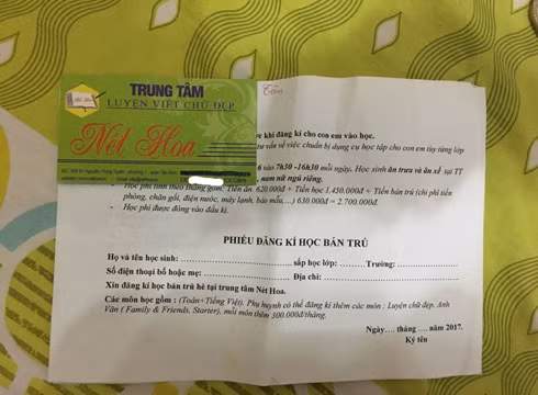 Tờ rơi quảng cáo nội dung bán trú và danh thiếp của Trung tâm Nét Hoa (ảnh: P.L)