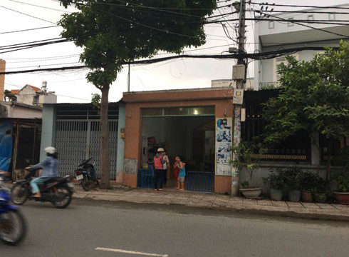 Cơ sở bán trú Ngôi Sao hoàn toàn không có trưng bảng hiệu, không có giấy phép hoạt động (ảnh: P.L) Cơ sở bán trú Ngôi Sao hoàn toàn không có trưng bảng hiệu, không có giấy phép hoạt động (ảnh: P.L)