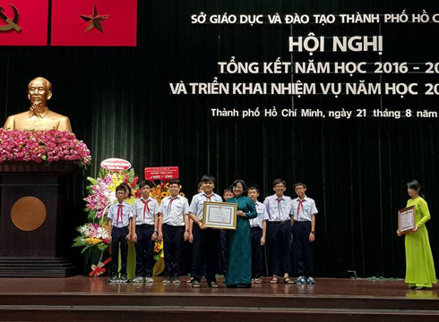 Trưởng ban Tuyên giáo Thành ủy Thân Thị Thư tặng bằng khen cho các học sinh xuất sắc năm học qua (Ảnh: P.L) Trưởng ban Tuyên giáo Thành ủy Thân Thị Thư tặng bằng khen cho các học sinh xuất sắc năm học qua (Ảnh: P.L)