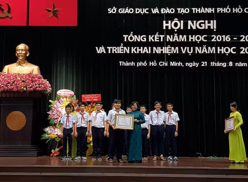 Trưởng ban Tuyên giáo Thành ủy Thân Thị Thư tặng bằng khen cho các học sinh xuất sắc năm học qua (Ảnh: P.L)