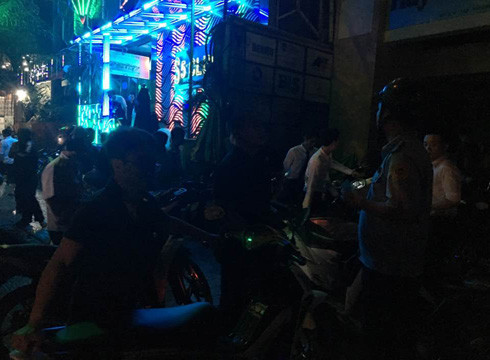 Lấn chiếm vỉa hè để giữ xe gắn máy ở quán bar S5 bị ông Hải yêu cầu xử lý (ảnh: P.L) Lấn chiếm vỉa hè để giữ xe gắn máy ở quán bar S5 bị ông Hải yêu cầu xử lý (ảnh: P.L)