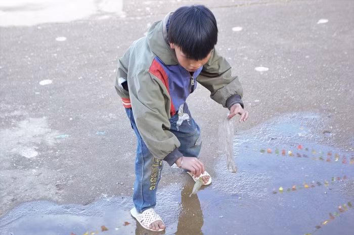 Nhà trường giáo dục các em về tri thức và kỹ năng sống nên hầu hết học sinh nơi đây đều có ý thức bảo vệ môi trường và khuôn viên lớp học (Ảnh:V.N)