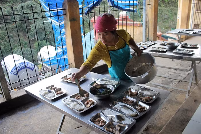 Suất cơm trưa của các bé được chuẩn bị chu đáo, vệ sinh với đầy đủ cơm, thịt, giò và canh (Ảnh:V.N)