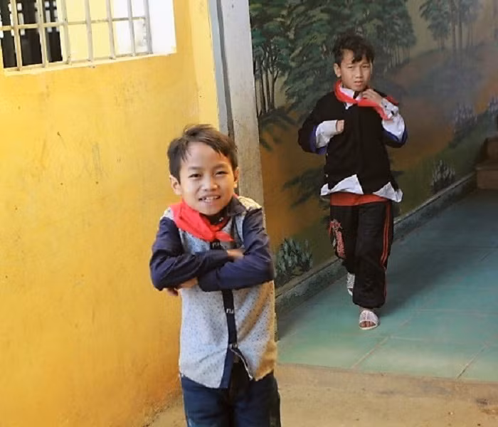 Cậu bé Và A Chử lễ phép khoanh tay chào người lớn. Các em ở đây đều có ý thức học tập rất tốt và rất ngoan ngoãn, lễ phép (Ảnh:V.N)