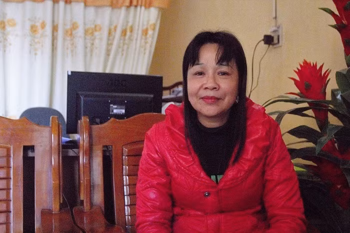 Cô Nguyễn Thị Liên, hiệu trường trưởng Phổ thông Dân tộc Bán trú Nậm Khắt vui mừng chia sẻ những thành tích nhà trường đã đạt được. Đặc biệt là thành công của mô hình dồn điểm lẻ về điểm chính, mô hình vườn rau cho em và bữa ăn “cơm có thịt” do nhà trường tổ chức (Ảnh:V.N)