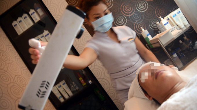 Một khách hàng nam làm đẹp tại một beauty salon Q.3, TP.HCM Một khách hàng nam làm đẹp tại một beauty salon Q.3, TP.HCM