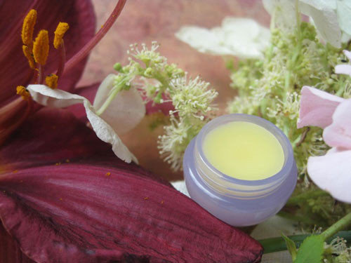 Chị em nên thận trọng khi mua mỹ phẩm tự chế. Chị em nên thận trọng khi mua mỹ phẩm tự chế.