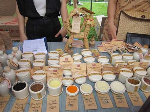 Các loại mặt nạ tự nhiên được dùng phổ biến còn các loại kem dưỡng da tự chế vẫn chưa được kiểm nghiệm về chất lượng. Các loại mặt nạ tự nhiên được dùng phổ biến còn các loại kem dưỡng da tự chế vẫn chưa được kiểm nghiệm về chất lượng.