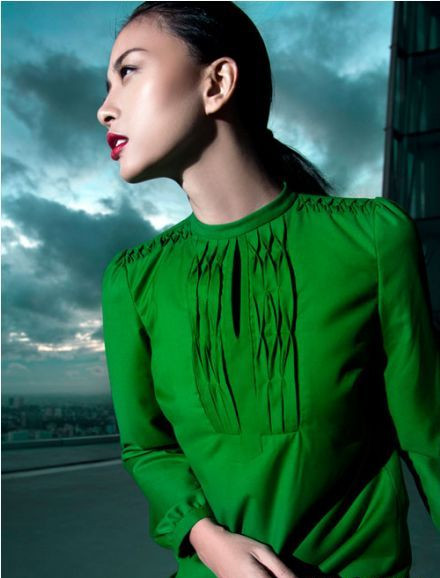 Vì thế nên trong một vài góc chụp đánh sáng vùng cổ, trông tỷ lệ giữa phần cổ, thân và mặt của cô nàng khá 'bất ổn' Vì thế nên trong một vài góc chụp đánh sáng vùng cổ, trông tỷ lệ giữa phần cổ, thân và mặt của cô nàng khá 'bất ổn'