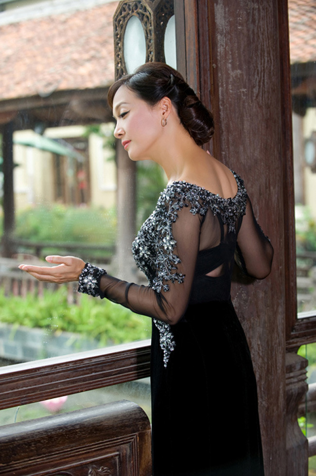 Trong những chiếc áo dài truyền thống của dân tộc và mái tóc búi điệu đà, chiếc cổ càng được tôn lên một cách xinh đẹp và quyền quý Trong những chiếc áo dài truyền thống của dân tộc và mái tóc búi điệu đà, chiếc cổ càng được tôn lên một cách xinh đẹp và quyền quý