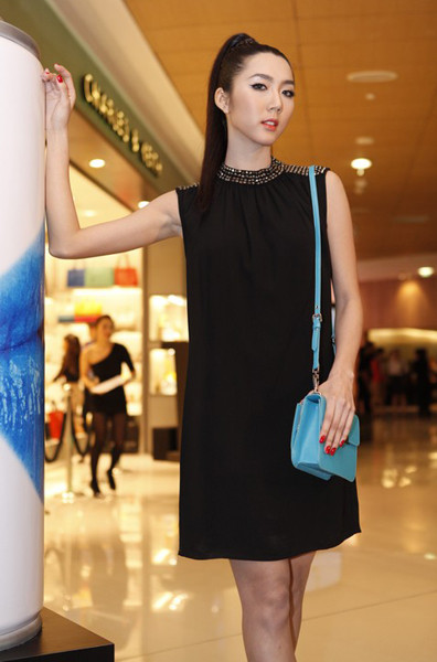 Tuy nhiên, do sở hữu một khuôn mặt nhỏ nhắn, nên tỷ lệ giữa phần cổ và mặt của Ngọc Quyên có vẻ thiếu hợp lý. Tuy nhiên, do sở hữu một khuôn mặt nhỏ nhắn, nên tỷ lệ giữa phần cổ và mặt của Ngọc Quyên có vẻ thiếu hợp lý.