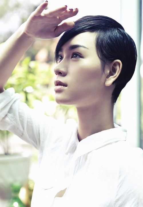 Mái tóc cắt cực ngắn này cũng là 'bí quyết' giúp Trà My tôn lên chiếc cổ cao nổi bật và sang trọng của mình Mái tóc cắt cực ngắn này cũng là 'bí quyết' giúp Trà My tôn lên chiếc cổ cao nổi bật và sang trọng của mình