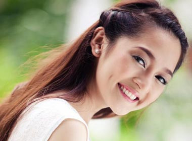 Khác hẳn với ánh mắt mê đắm lòng người của cô khi được trang điểm tỉ mỉ, và cả sự hỗ trợ của photoshop. Khác hẳn với ánh mắt mê đắm lòng người của cô khi được trang điểm tỉ mỉ, và cả sự hỗ trợ của photoshop.