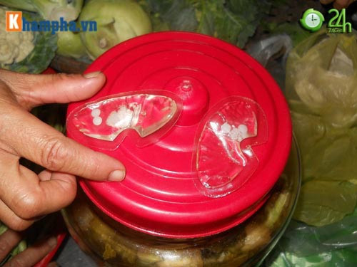 Chị Huỳnh Thị Oanh (Quảng Nam) phát hiện 2 gói dung dịch chứa 6 viên thuốc nhỏ màu trắng trong áo nịt ngực Chị Huỳnh Thị Oanh (Quảng Nam) phát hiện 2 gói dung dịch chứa 6 viên thuốc nhỏ màu trắng trong áo nịt ngực