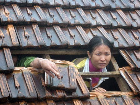 Những viên ngói hàng ngày vẫn giúp họ che chắn nắng mưa.. Những viên ngói hàng ngày vẫn giúp họ che chắn nắng mưa..