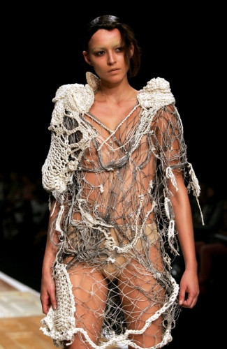 Trang phục này chẳng khác gì một bộ lưới đánh cá