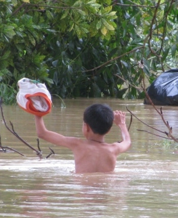 Một mình chú bé băng qua "biển nước"... Một mình chú bé băng qua "biển nước"...