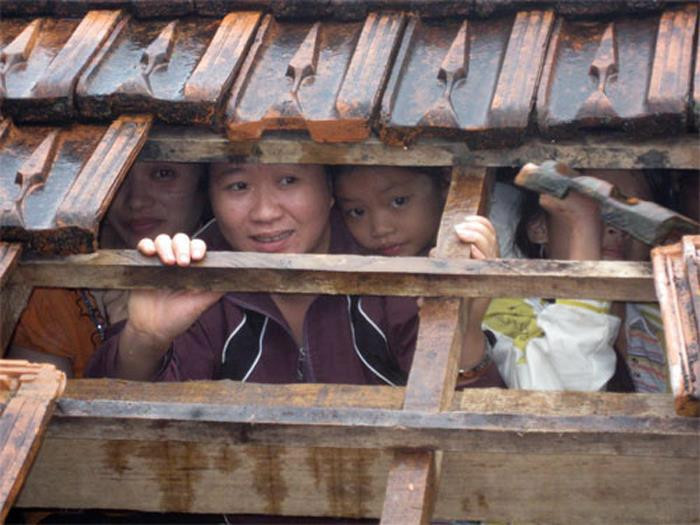 Mái nhà - nơi cao nhất mà những người dân miền Trung tìm được để tránh con nước lên mỗi lúc một cao. Mái nhà - nơi cao nhất mà những người dân miền Trung tìm được để tránh con nước lên mỗi lúc một cao.