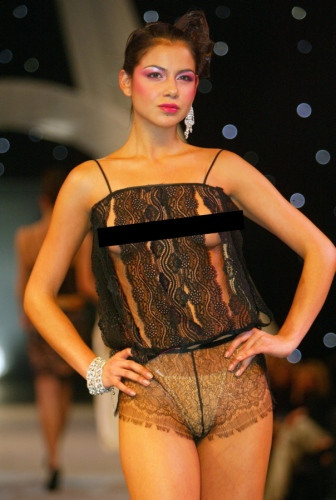 Những mẫu trang phục này chẳng khác gì đồ lót