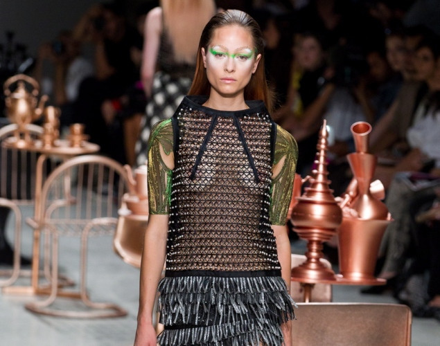 Mẫu áo lưới khoe ngực của Manish Arora