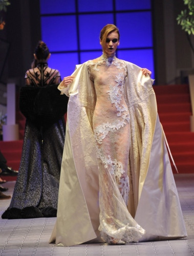 Mẫu váy ren trong suốt gây sốc của Eymeric Francois