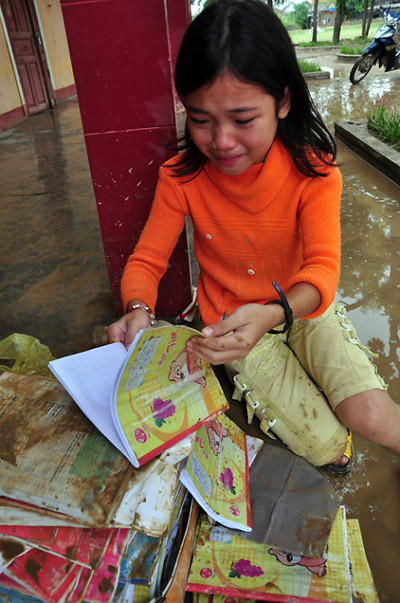 Những dòng chữ em nắn nót hàng ngày giờ đã bị nước lũ làm nhòe đi hết cả... Những dòng chữ em nắn nót hàng ngày giờ đã bị nước lũ làm nhòe đi hết cả...